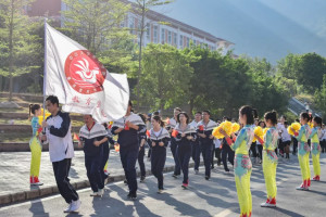 学校组织教职工环校跑活动