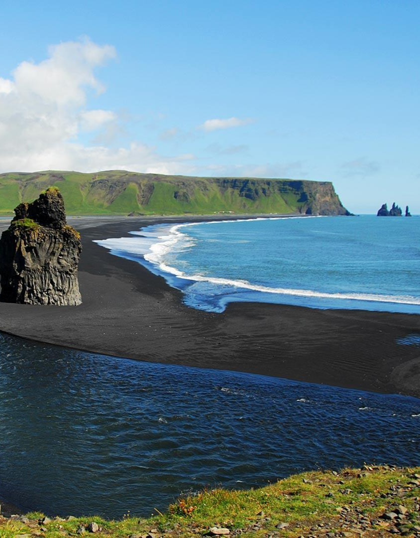 位于冰岛维克小镇附近,冰岛有许多活火山,黑沙滩的"沙子"便是来子于