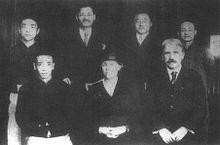 杜威（前排右一）1919年来华期间与众人合影