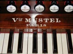 celesta)是一种体鸣乐器,外型类似于直立式钢琴,为法国米斯泰尔发明