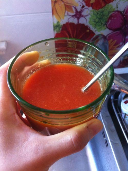 胡萝卜番茄汁是一道饮品,原料有西红柿,苹果各1个,胡萝卜1/2根,蜂蜜1