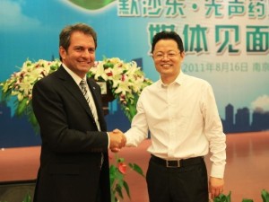 默沙东及先声药业双方高层亲切握手