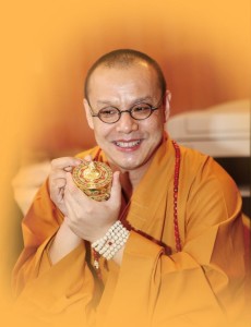 学习经教理论;九六年又远赴西藏,追随阿秋仁波切学习大圆满实修传承