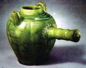 绿釉刻花单柄壶