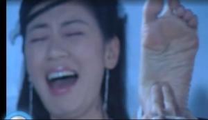 挠脚心