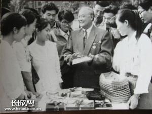 韩志(中)与学生交流。