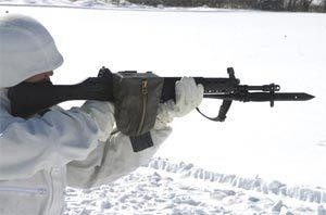 自卫队士兵使用89式5.56毫米步枪