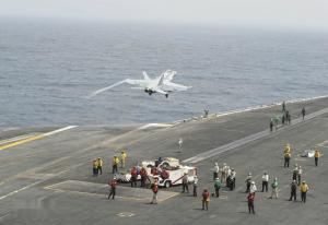 尼米兹号斜角甲板弹射一架F/A-18
