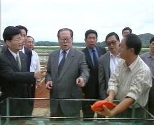 江泽民、孟建柱参观荷包红鲤养殖场