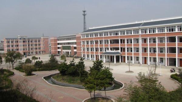 郎溪二中前身是建平中学,创建于1985年,2004年更名为郎溪二中,学校