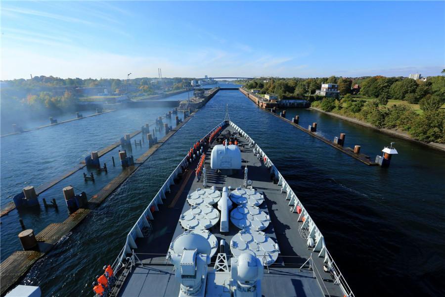 中国海军两批护航舰艇编队2009年4月13日正式会合,并举行了简短庄重的