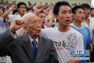 黄澍教授与大学生一起参加入党宣誓