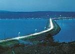 跨坎索海峡连接布瑞顿角岛和大陆的堤道
