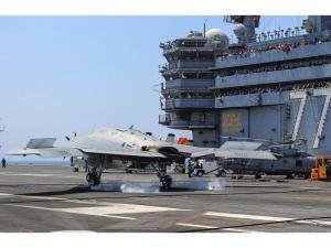 X-47B无人机在布什号航空母舰上试飞