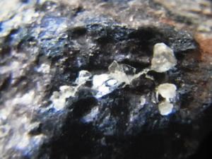 陨石中的正负电子对撞机制