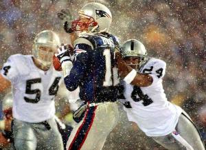 Tuck Rule Game，布雷迪被擒抱掉球瞬间
