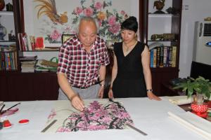 刘永泰先生向弟子张红果（文媛）传授技艺。