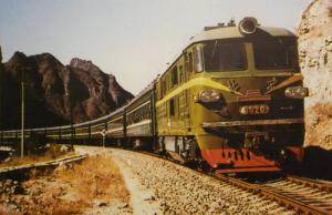 北京型3020号机车牵引旅客列车运行在京原铁路
