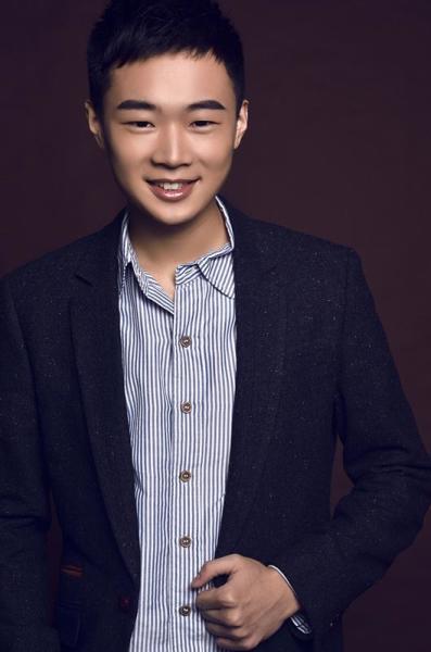 李明赫自幼受到父亲的音乐熏陶,从6岁起便已是对