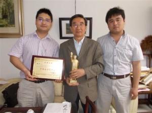 袁艳光（左）和著名书法家旭宇先生（中）