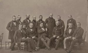 1856年，签订《巴黎和约》的官方合影，后排左一为加富尔