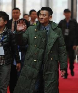 刘德华在沈阳穿军大衣走红毯