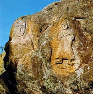 摩崖造像-立佛像20世纪80年代确证,并形成孔望山摩崖造像为中国最早的