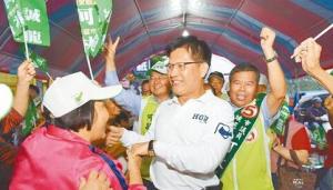林佳龙与选民在一起