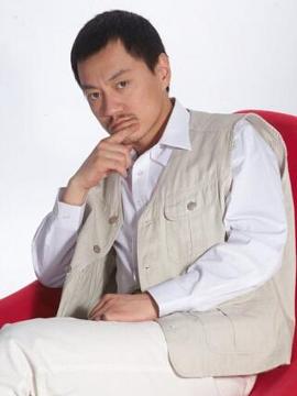 卖弄阴阳五行之鬼术,用夸张的演技进行驱魔仪式,活活一个法师王宁第二