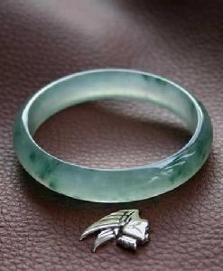 八三玉飘花手镯