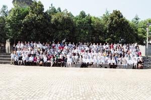建校60周年联谊会的校友在隋塔下合影
