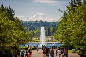 华盛顿大学与远处的雷尼尔雪山（MountRainier）