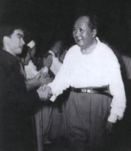 1964年演出《奇袭白虎团》后和毛主席握手