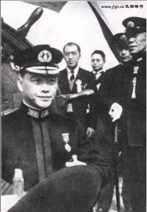 身着海军服的汪逆