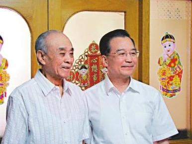 温家宝看望黄静波（左一）