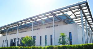 学校建筑现代大气，校园环境整洁优美。