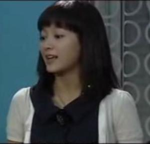 贾丽莉饰演李丹萍老师(李老师)