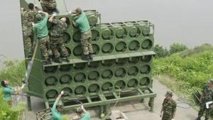 韩国军人在拆除对朝扩音器