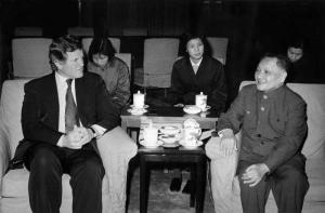 1978年1月4日，在北京会见邓小平