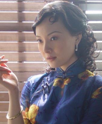 方艳芸要比旧版的年轻许多,她不仅是上海滩老大冯敬尧的情人,更是