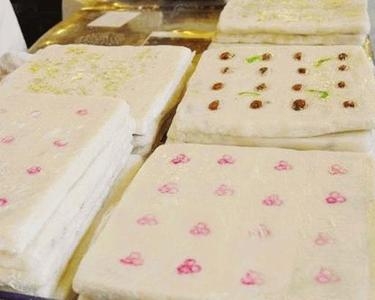 七宝方糕是上海最有名的汉族土产糕类小吃,它因产于七宝寺而得名.