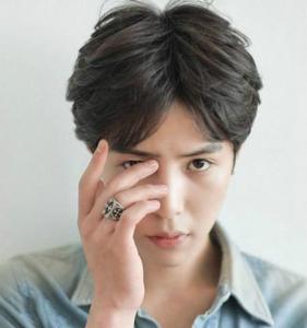 男式短发——中分