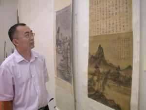 朱万章在鉴赏书画