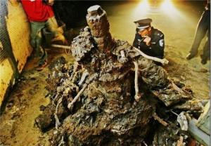 警察正在检查发现的飞机残骸