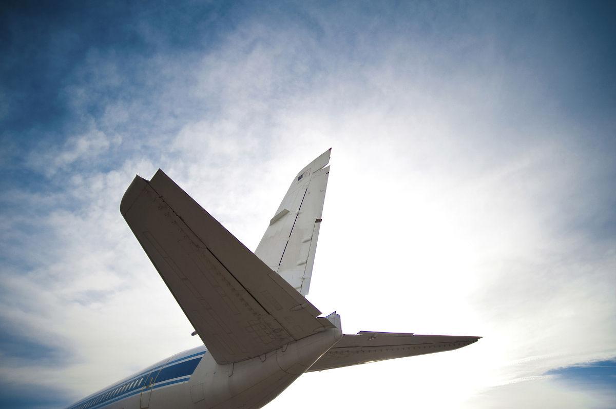 方向舵,是指在垂直尾翼上为实现飞机航向操纵的可活动的翼面部分