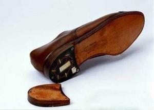 展品：鞋跟窃听器