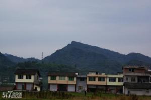 远眺四峨山，曾斜金字塔形