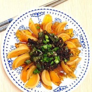 菜名虎皮青椒皮蛋主料皮蛋,青椒(尖椒)难度普通辅料酱油,老干妈,姜,蒜