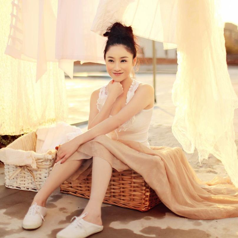 何珺,1986年10月18日出生于江苏省无锡市,中国内地女演员,2008年毕业