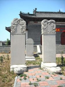 有墓志铭未挖出."奉天诰命碑"南有仲华墓,2个翁仲仍葬其中.